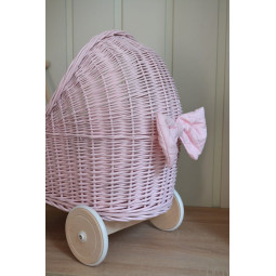 Cărucioare de paie pentru copii, în culoarea roz, cu perină.