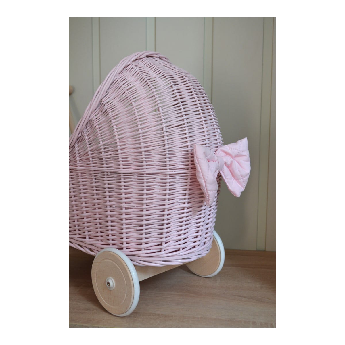 Cărucioare de paie pentru copii, în culoarea roz, cu perină.