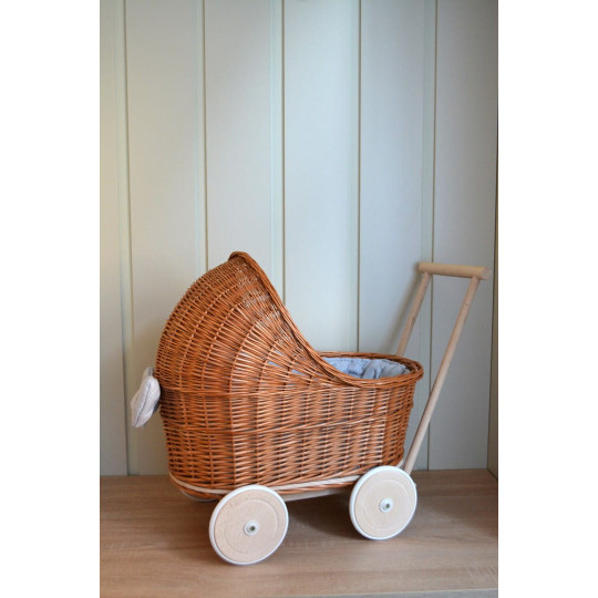 Cărucioare pentru copii din ratan maro cu roți de cauciuc și păturică.