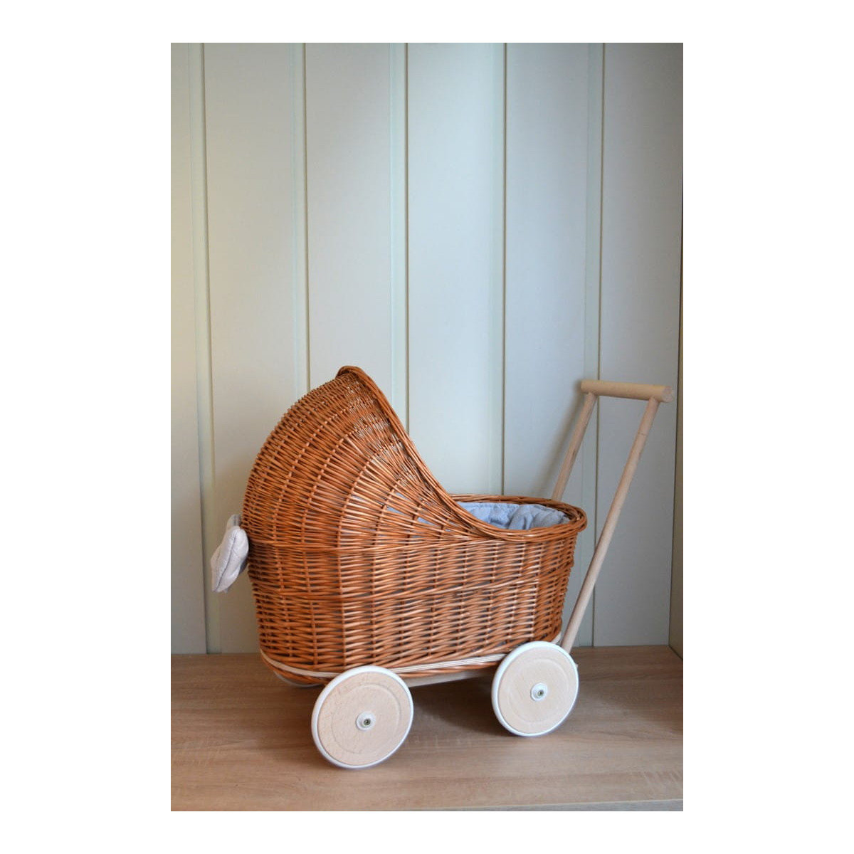 Cărucioare pentru copii din ratan maro cu roți de cauciuc și păturică.