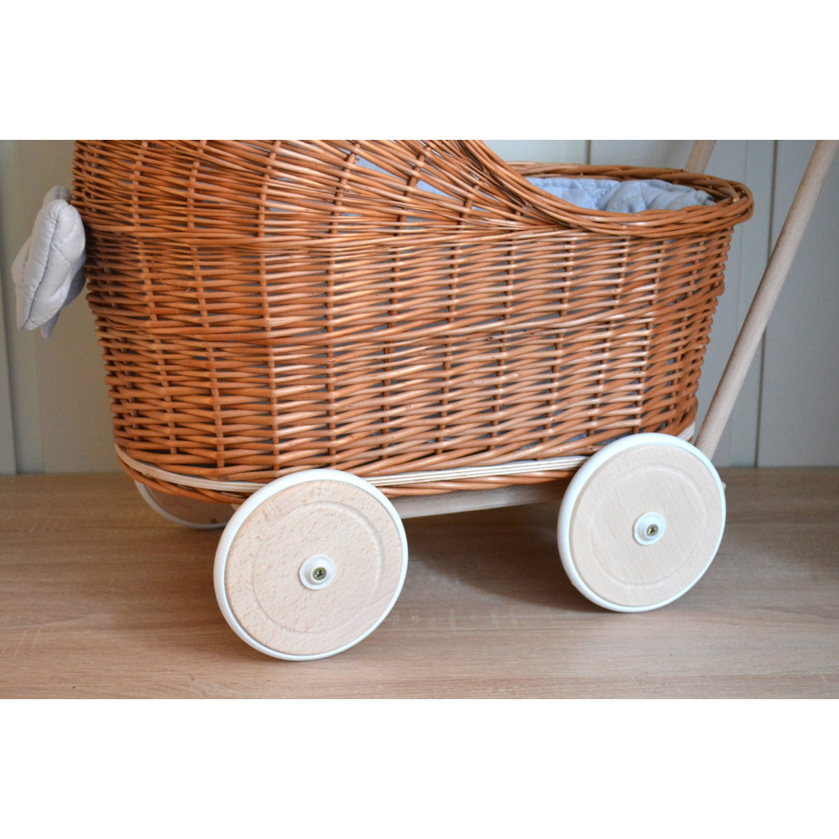 Cărucioare pentru copii din ratan maro cu roți de cauciuc și păturică.