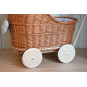Cărucioare pentru copii din ratan maro cu roți de cauciuc și păturică.