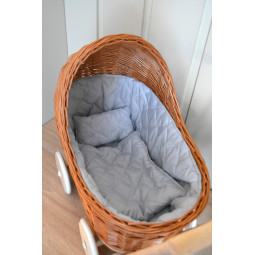 Cărucioare pentru copii din ratan maro cu roți de cauciuc și păturică.