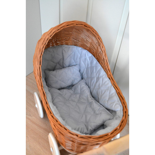 Cărucioare pentru copii din ratan maro cu roți de cauciuc și păturică.