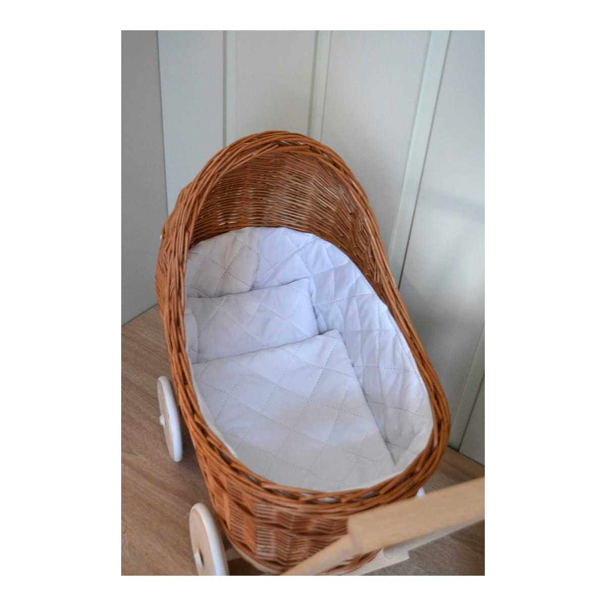 Cărucioare joase din ratan la un preț super în culoarea maro