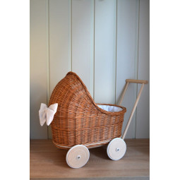 Cărucioare joase din ratan la un preț super în culoarea maro