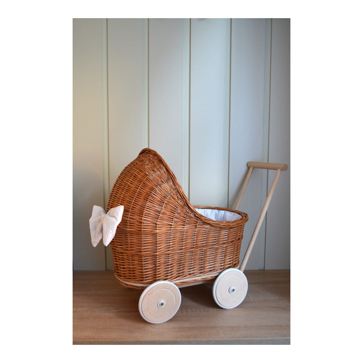 Cărucioare joase din ratan la un preț super în culoarea maro