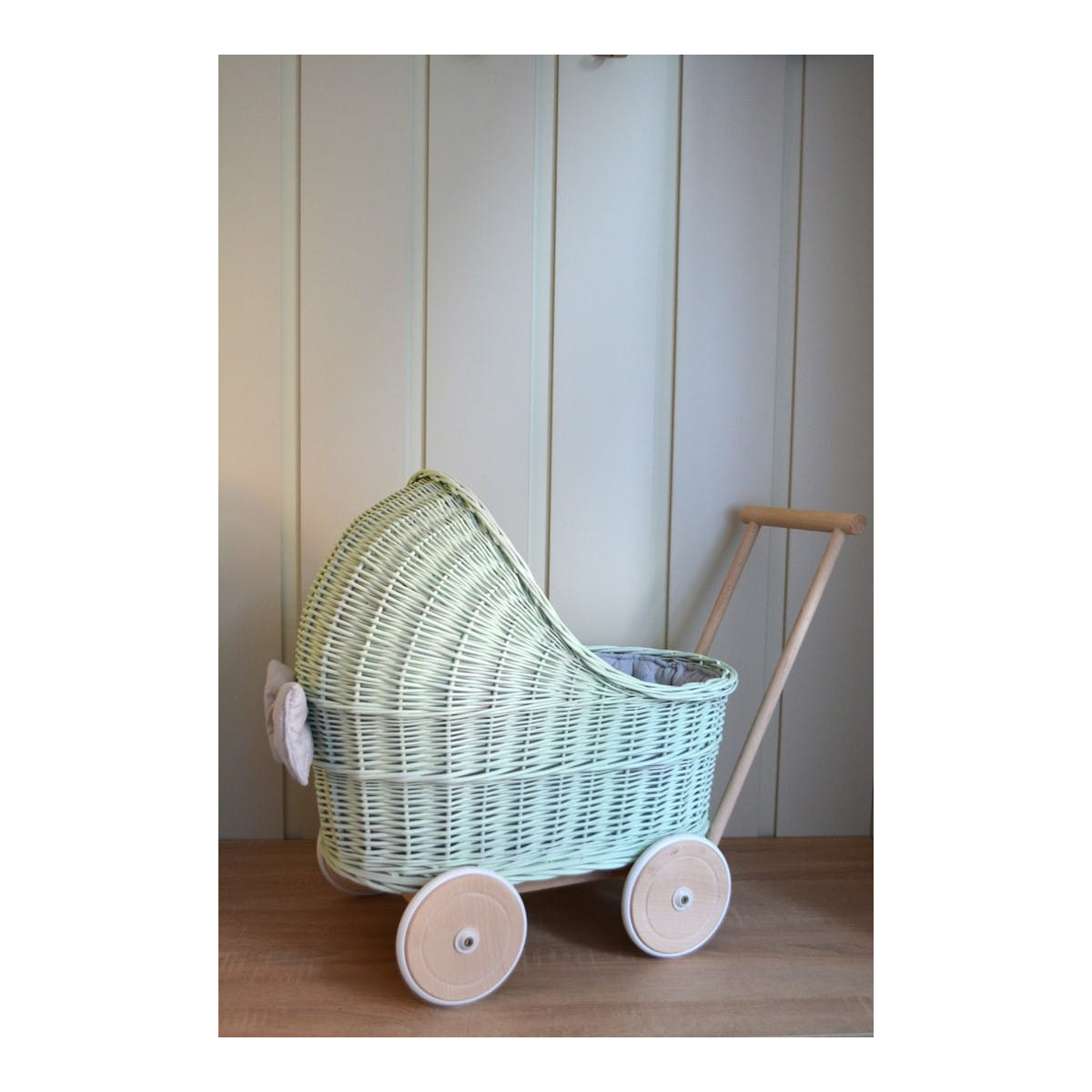Cărucioare din răchită pentru copii de culoare mentă, cu roți din cauciuc.