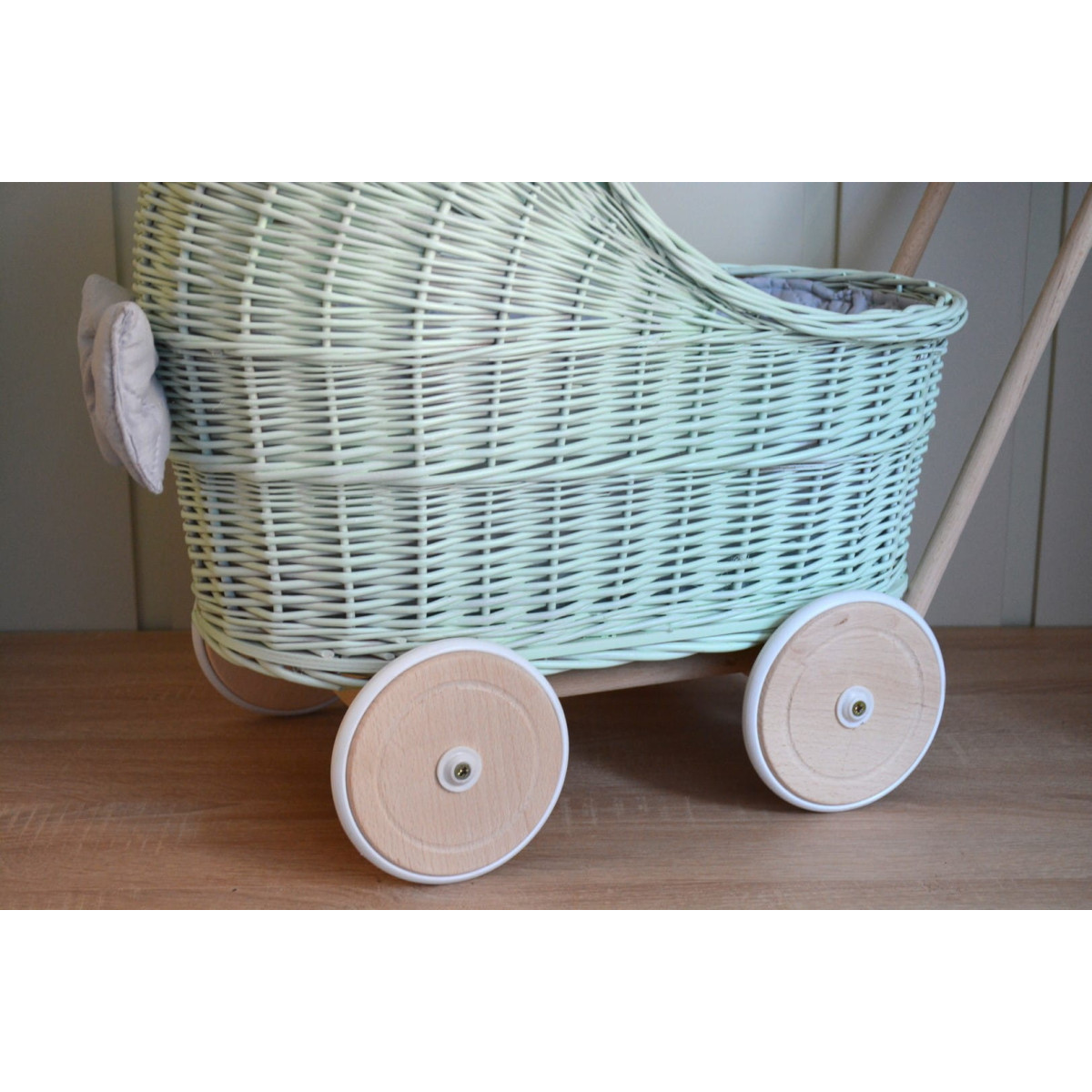 Cărucioare din răchită pentru copii de culoare mentă, cu roți din cauciuc.