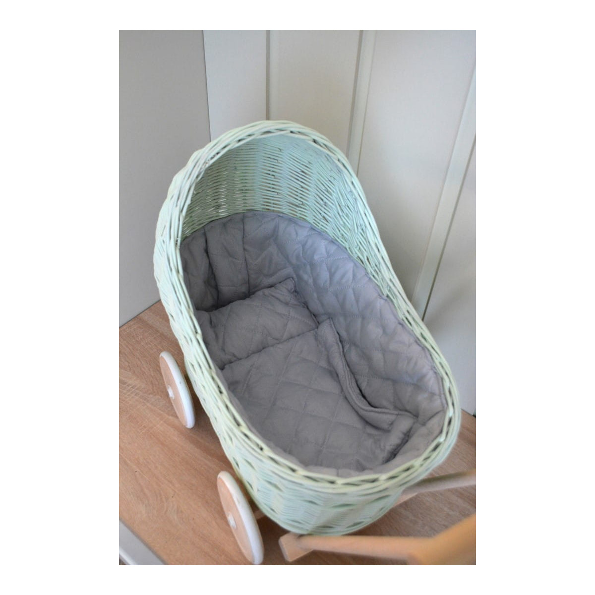 Cărucioare din răchită pentru copii de culoare mentă, cu roți din cauciuc.