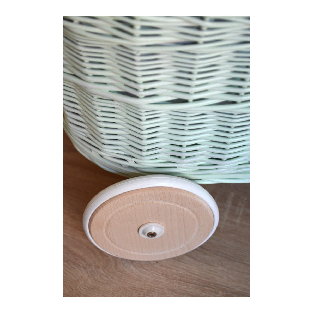 Cărucioare din răchită pentru copii de culoare mentă, cu roți din cauciuc.