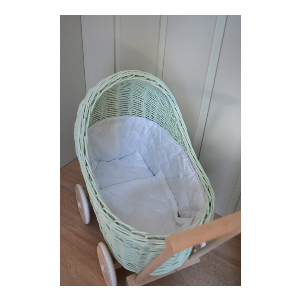 Cărucioare din rattan pentru copii, cu roți din cauciuc, în culoarea mentă.