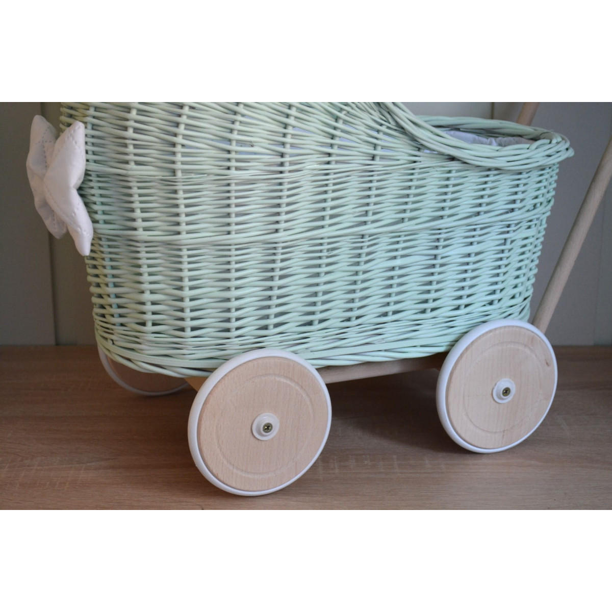 Cărucioare din rattan pentru copii, cu roți din cauciuc, în culoarea mentă.