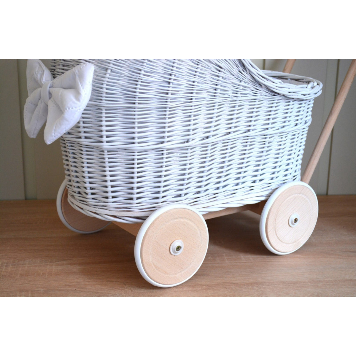 Cărucioare din nuiele pentru copii, albe, cu roți din cauciuc