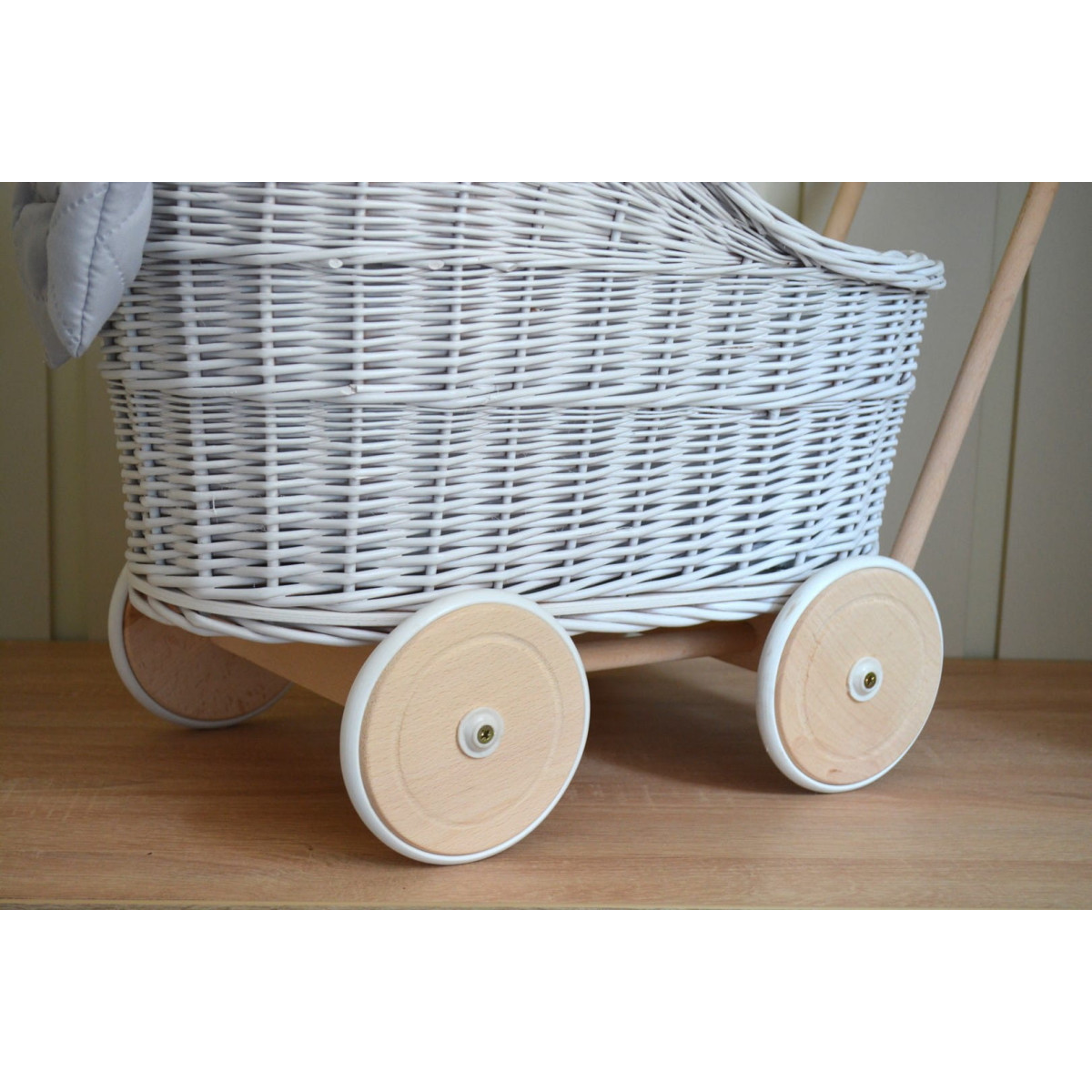 Carucioare pentru copii de culoare albă din ratan