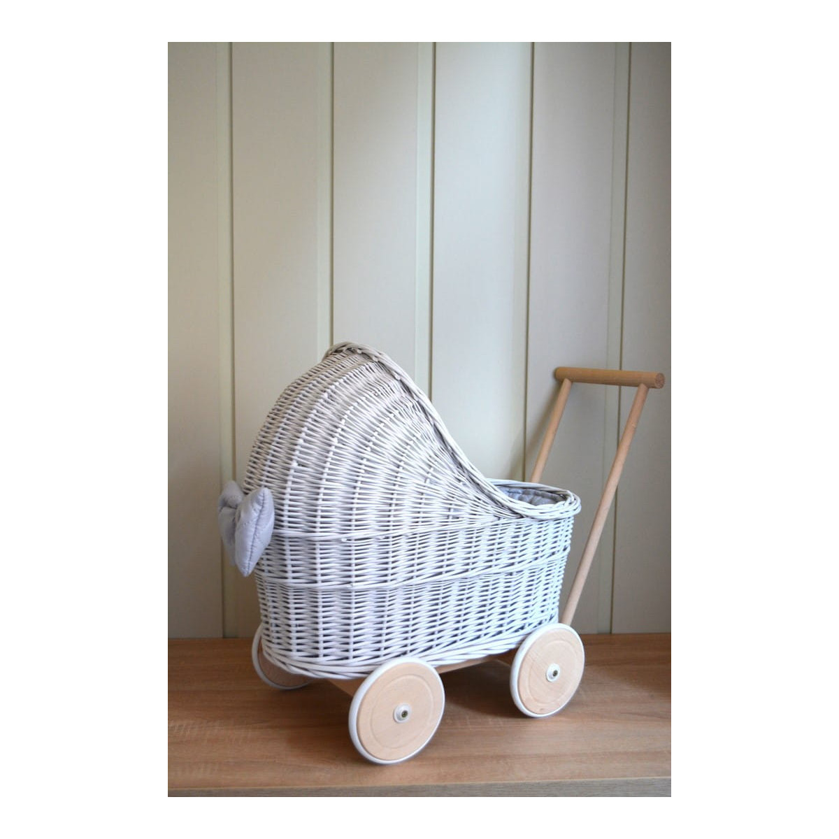Carucioare pentru copii de culoare albă din ratan