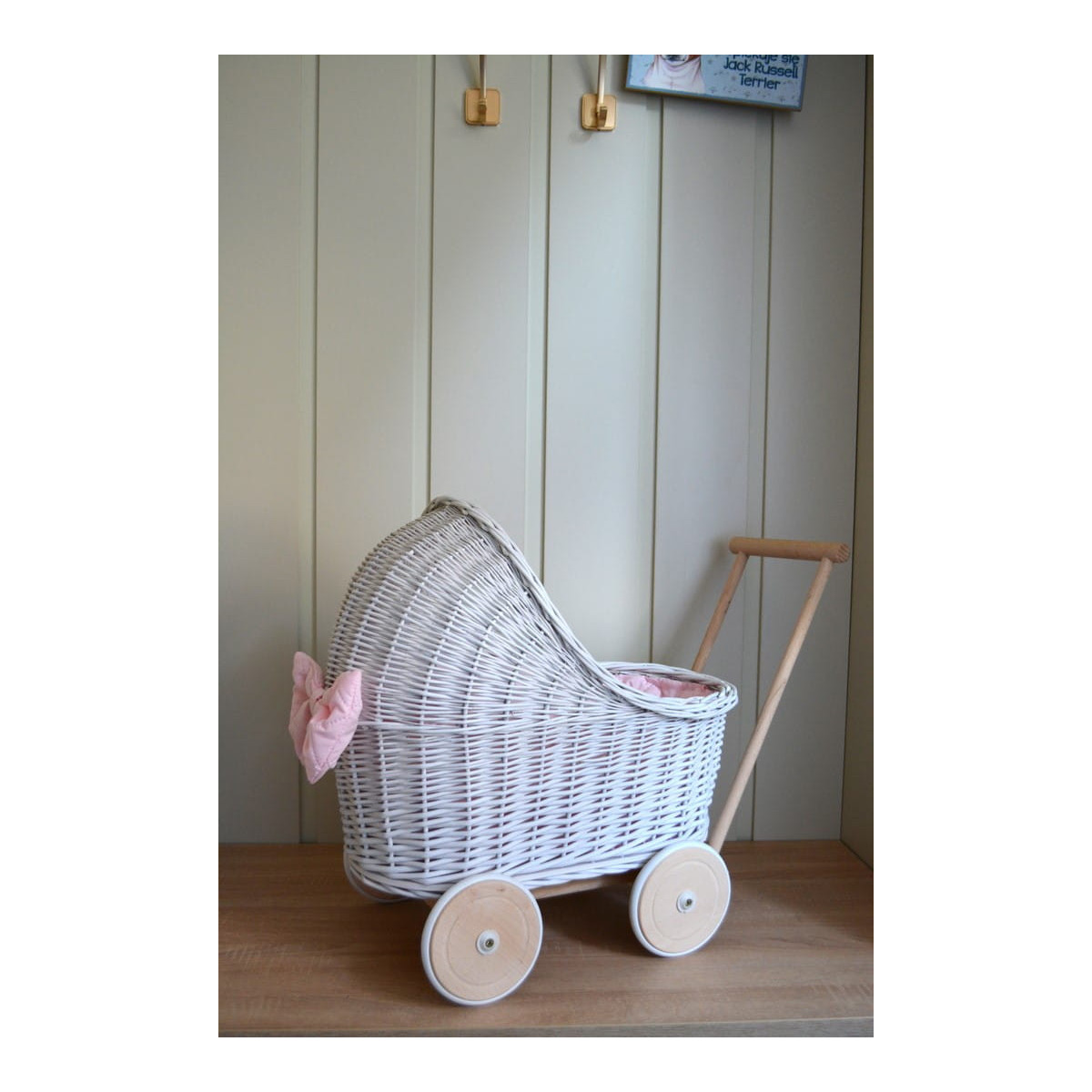 Cărucior pentru păpuși din nuiele, de culoare albă