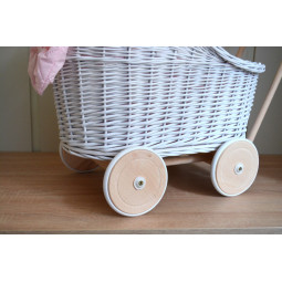 Cărucior pentru păpuși din nuiele, de culoare albă