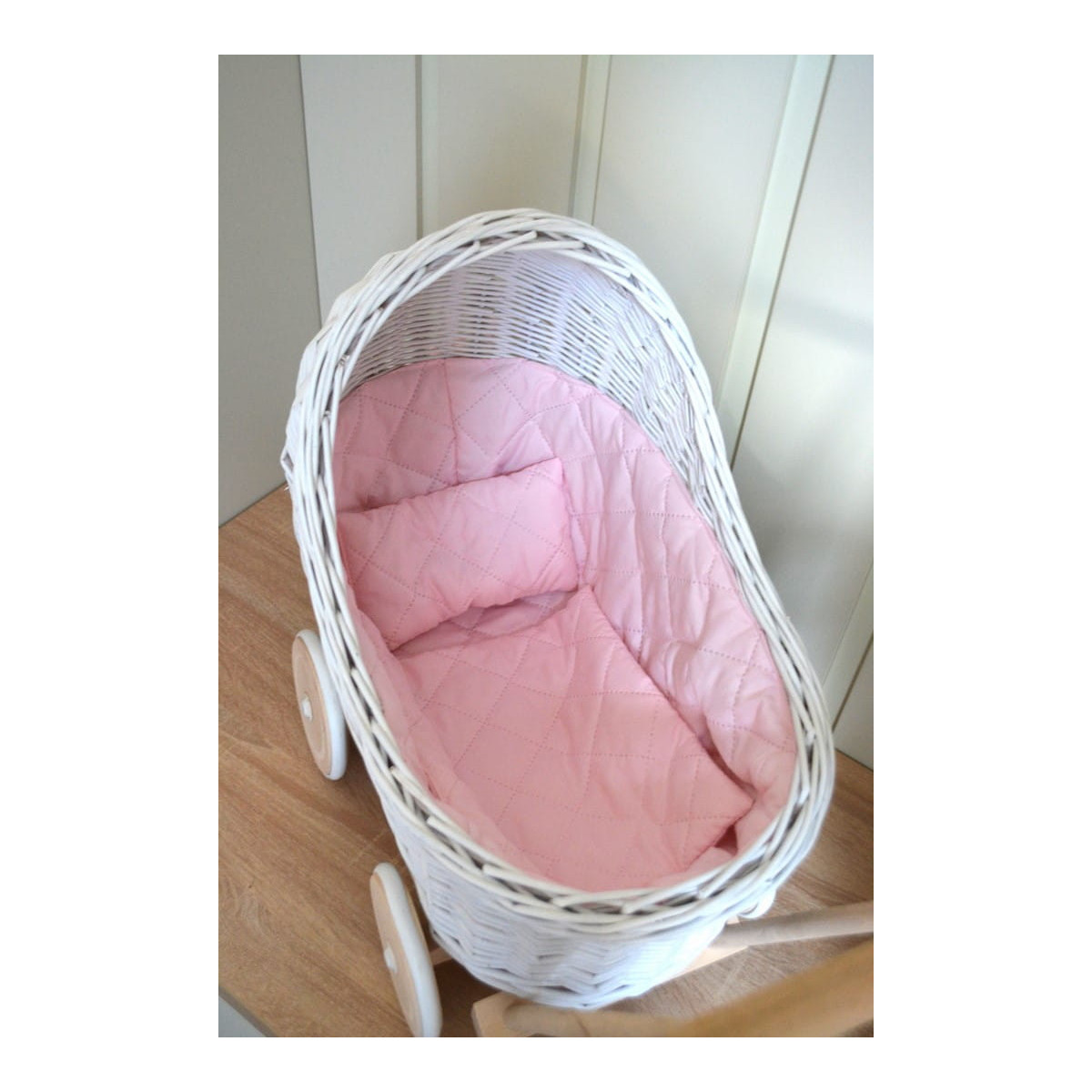 Cărucior pentru păpuși din nuiele, de culoare albă