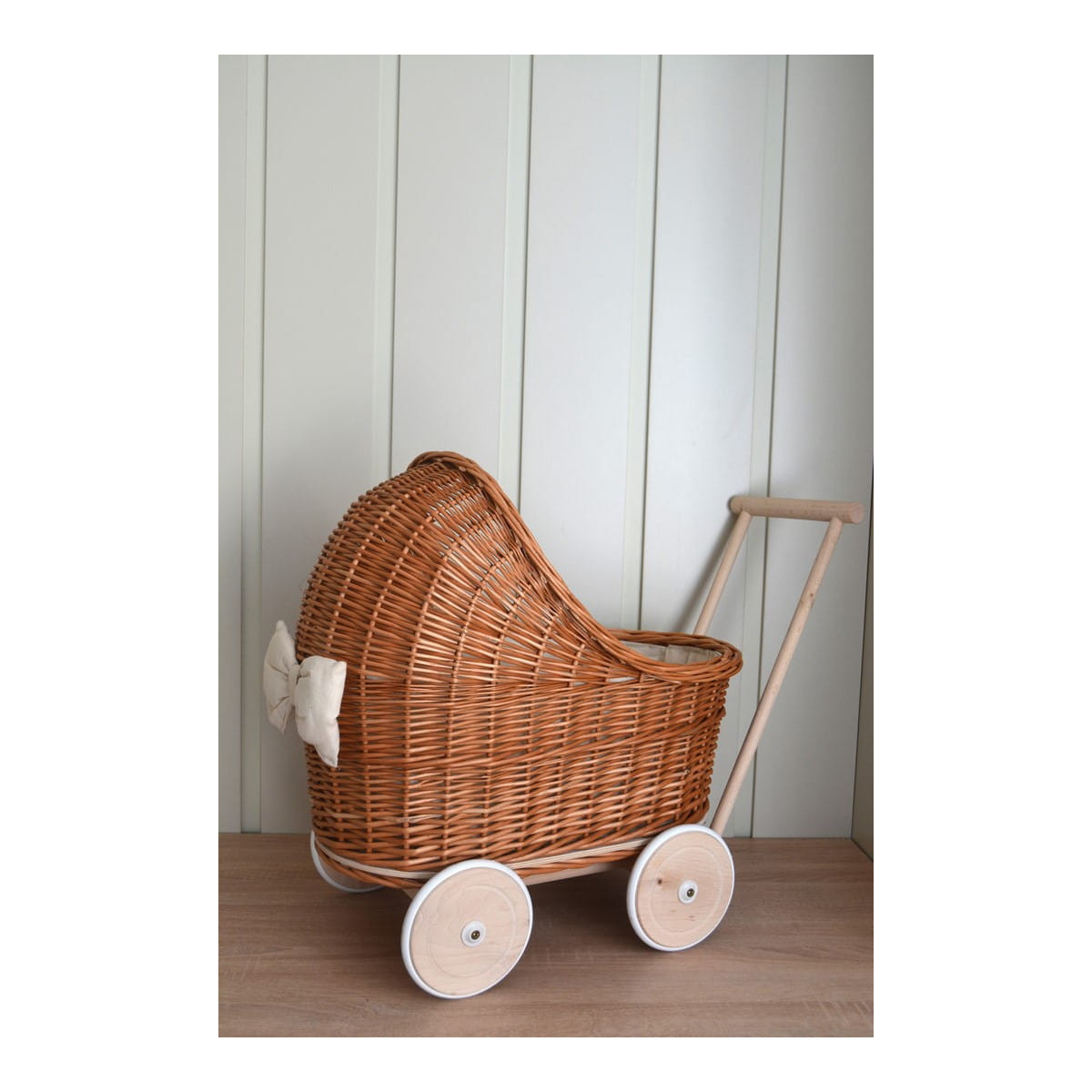 Cărucioare din ratan de calitate cu roți din cauciuc de culoare maro