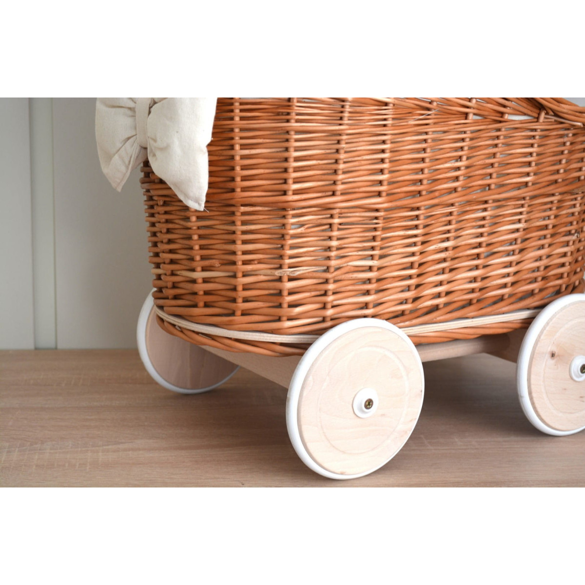 Cărucioare din ratan de calitate cu roți din cauciuc de culoare maro