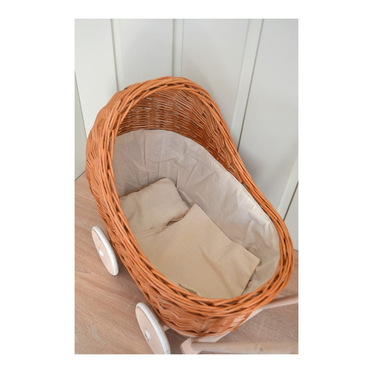 Cărucioare din ratan de calitate cu roți din cauciuc de culoare maro