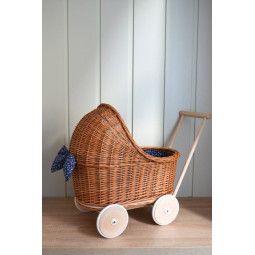 Cărucioare din rattan pentru copii, de culoare maro, cu o păturică albastră.