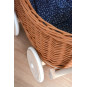 Cărucioare din rattan pentru copii, de culoare maro, cu o păturică albastră.