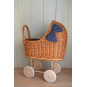 Cărucior din rattan pentru copii, cu fundiță albastră și roți din cauciuc.
