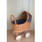 Cărucior din rattan pentru copii, cu fundiță albastră și roți din cauciuc.