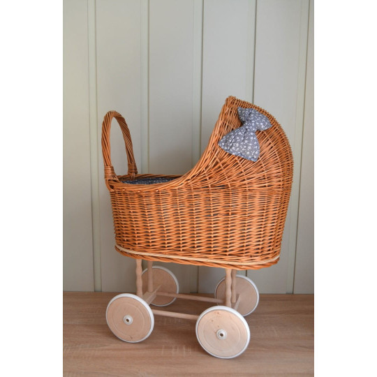 Cărucior pentru fetiță de culoare maro cu fundiță
