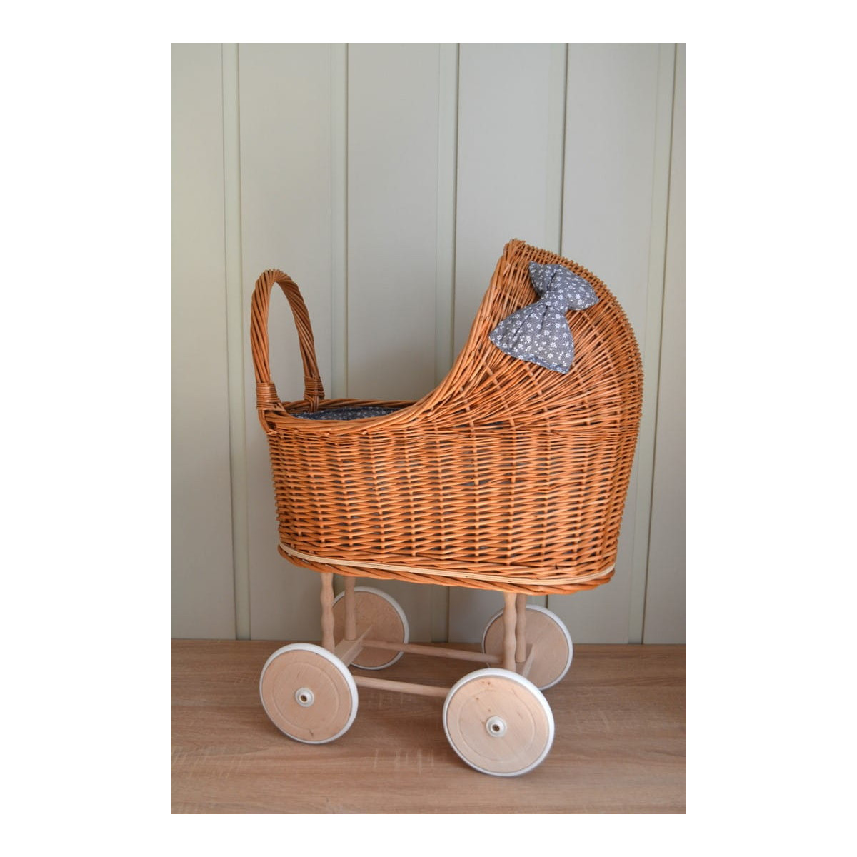 Cărucior pentru fetiță de culoare maro cu fundiță