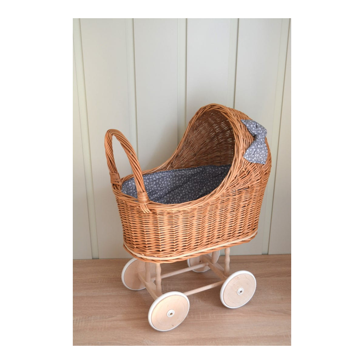 Cărucior pentru fetiță de culoare maro cu fundiță