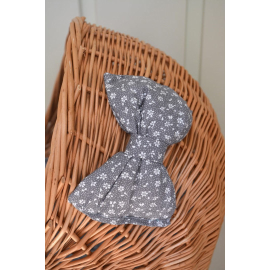 Cărucior pentru fetiță de culoare maro cu fundiță