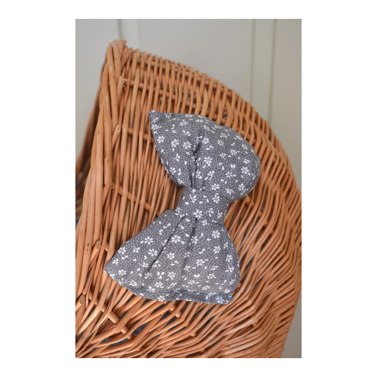 Cărucior pentru fetiță de culoare maro cu fundiță