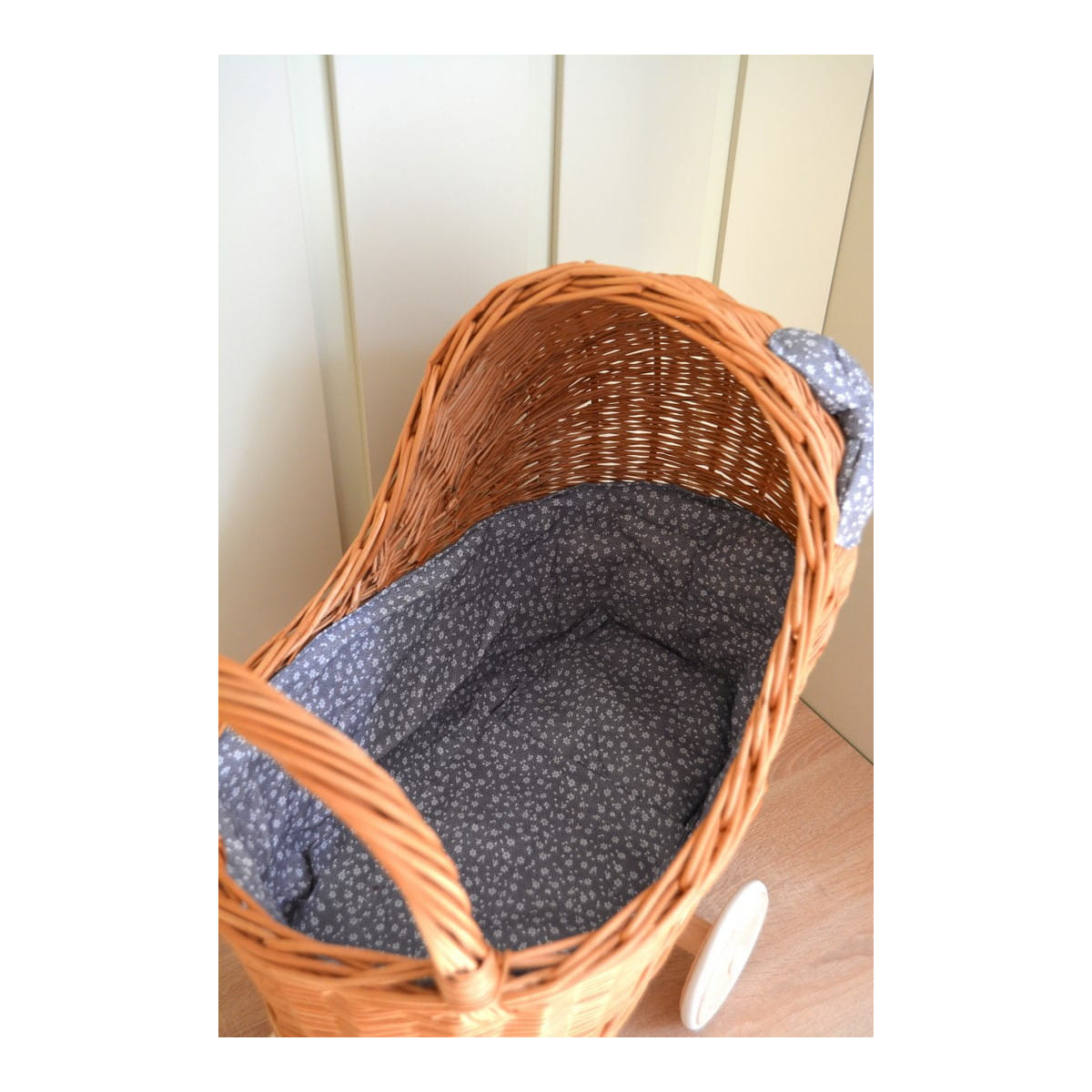 Cărucior pentru fetiță de culoare maro cu fundiță