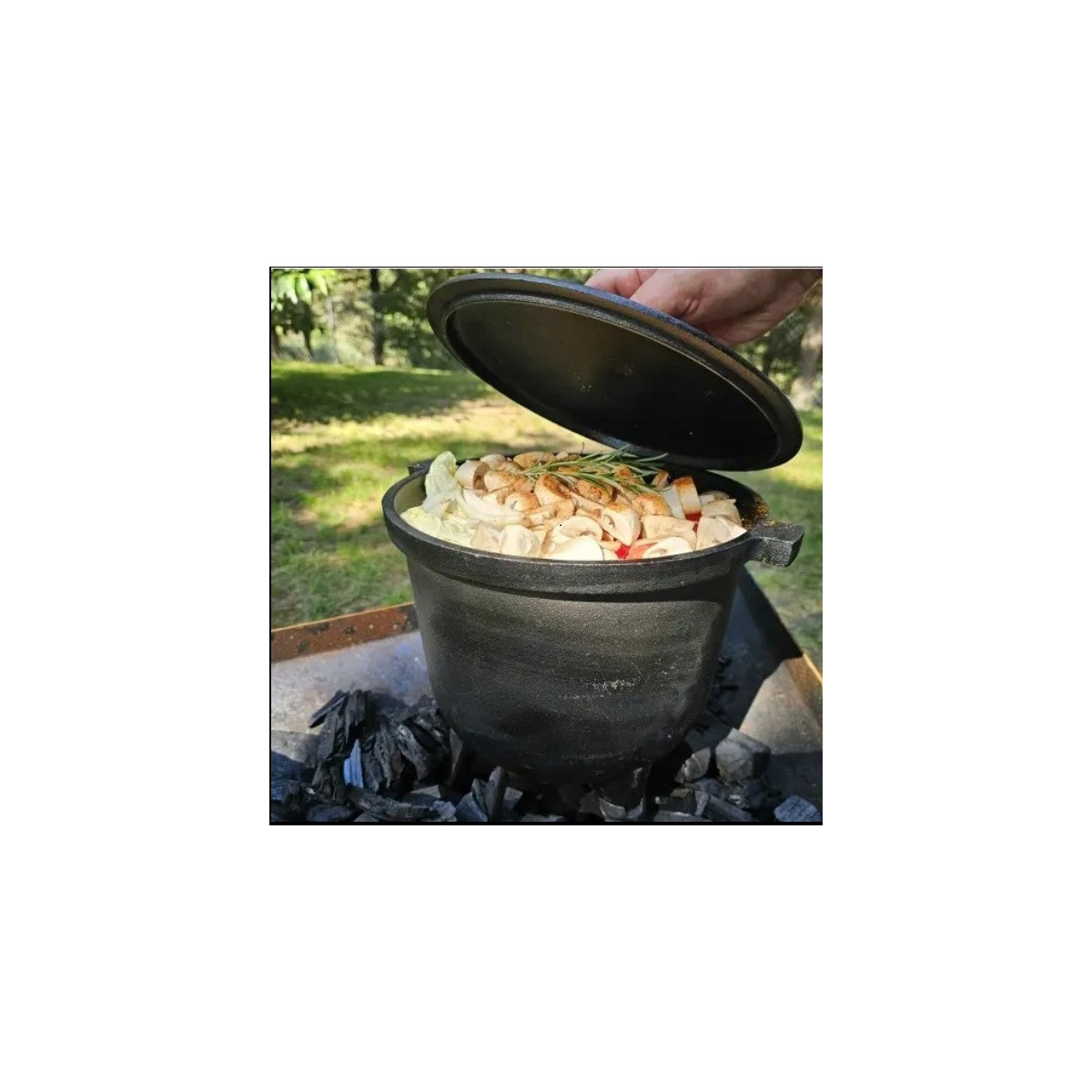 Practică oala de fontă pentru foc deschis sau grătar de 8L.