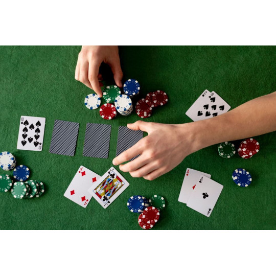 Set de Blackjack Poker 300 jetónuri, 2 pachete de cărți într-o cutie cu lacăt.