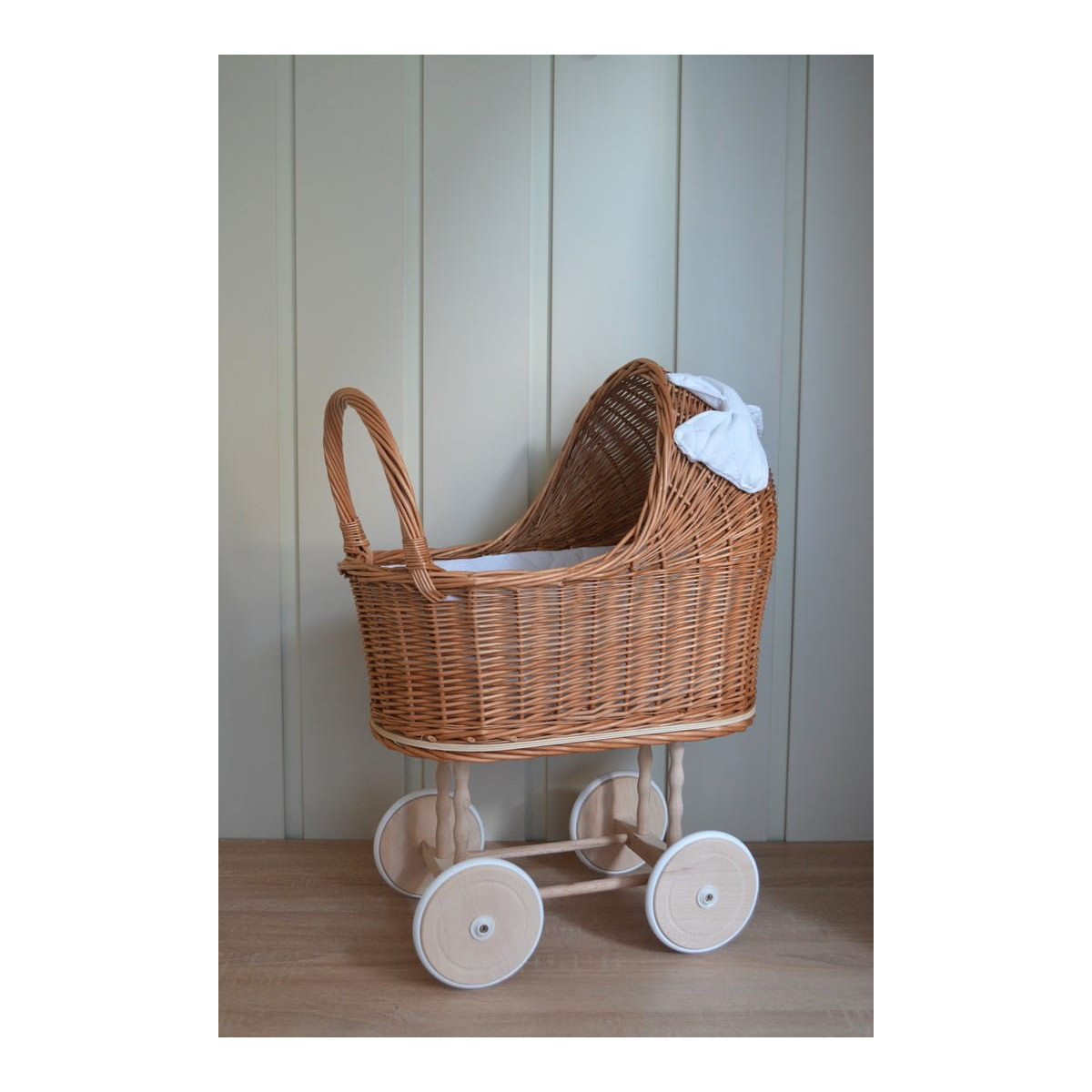 Cărucior pentru păpuși de culoare maro cu fundiță albă