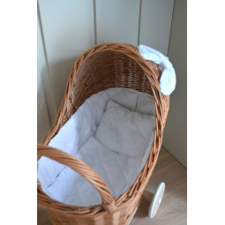 Cărucior pentru păpuși de culoare maro cu fundiță albă