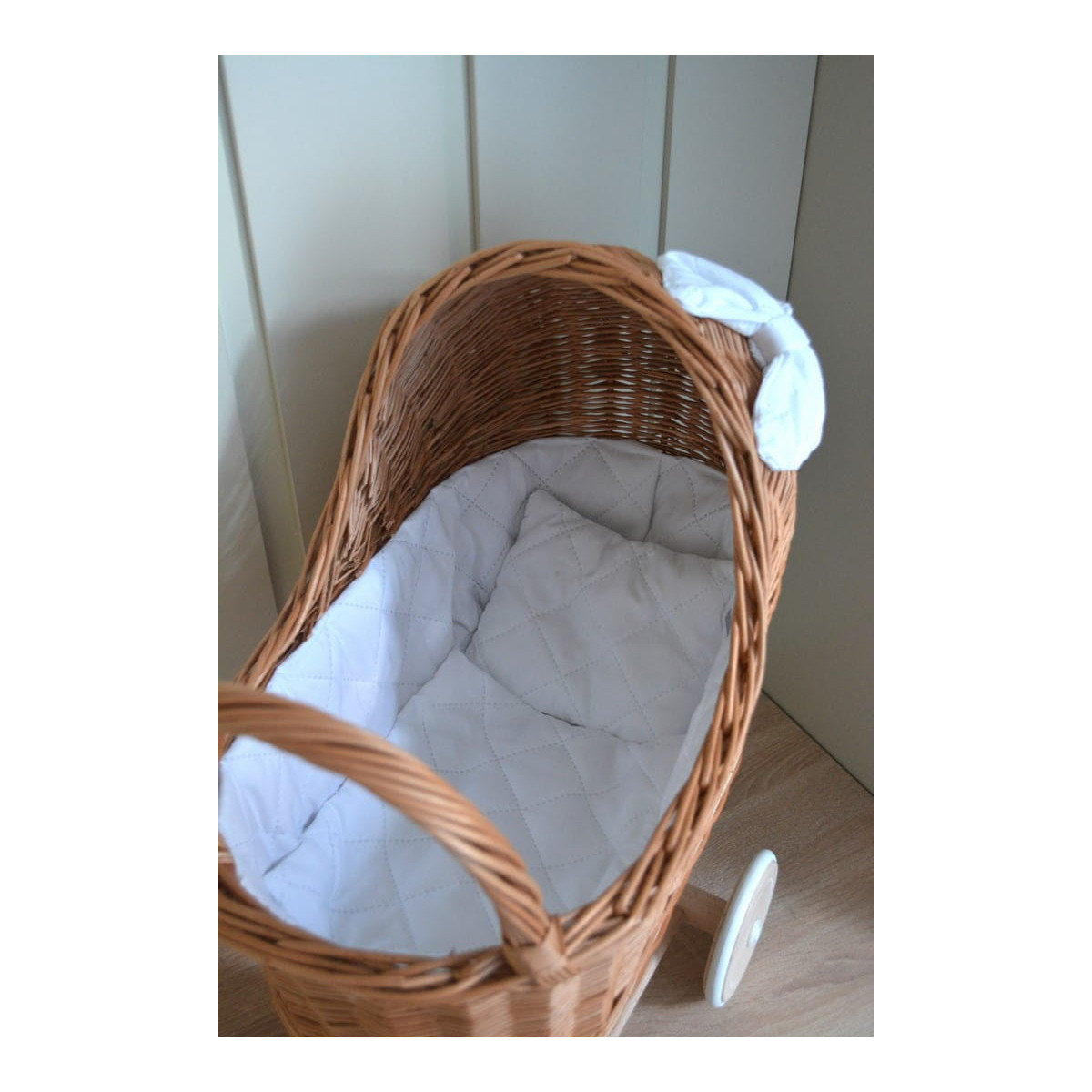 Cărucior pentru păpuși de culoare maro cu fundiță albă