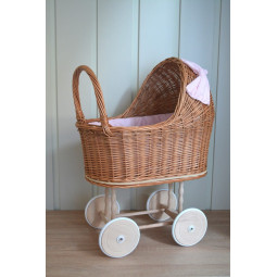 Cărucior pentru păpuși de culoare marron cu păturică roz și fundiță