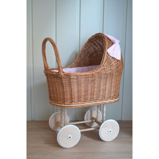 Cărucior pentru păpuși de culoare marron cu păturică roz și fundiță