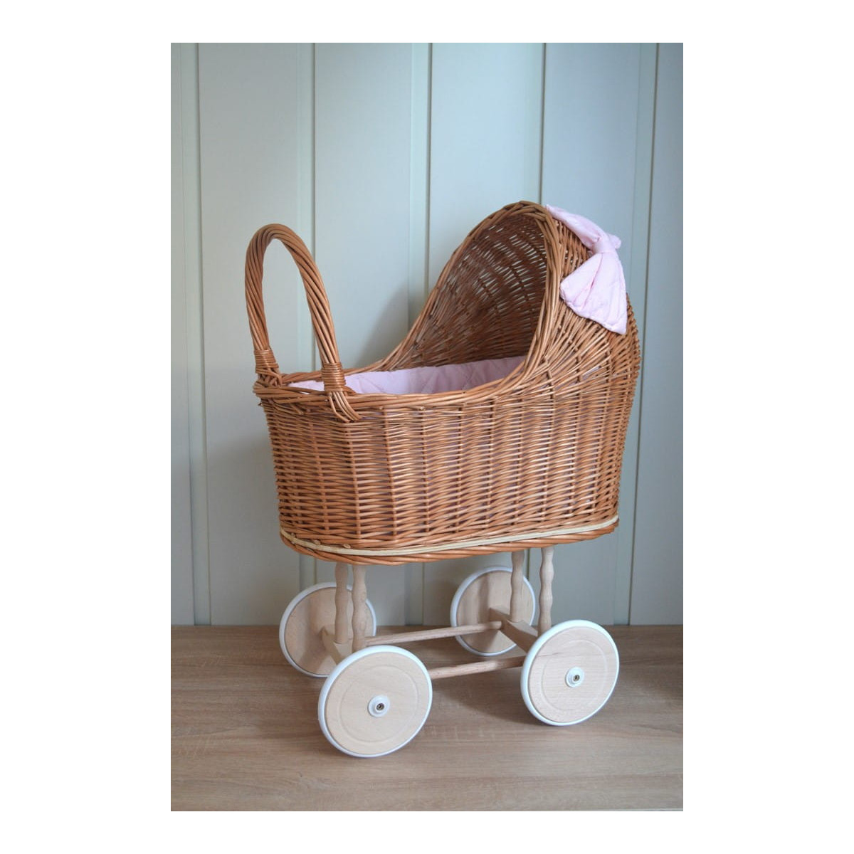 Cărucior pentru păpuși de culoare marron cu păturică roz și fundiță