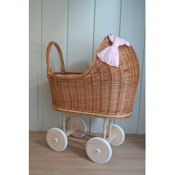 Cărucior pentru păpuși de culoare marron cu păturică roz și fundiță