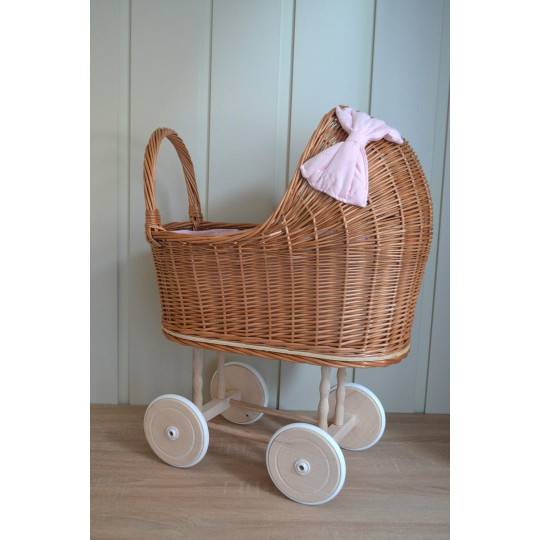 Cărucior pentru păpuși de culoare marron cu păturică roz și fundiță