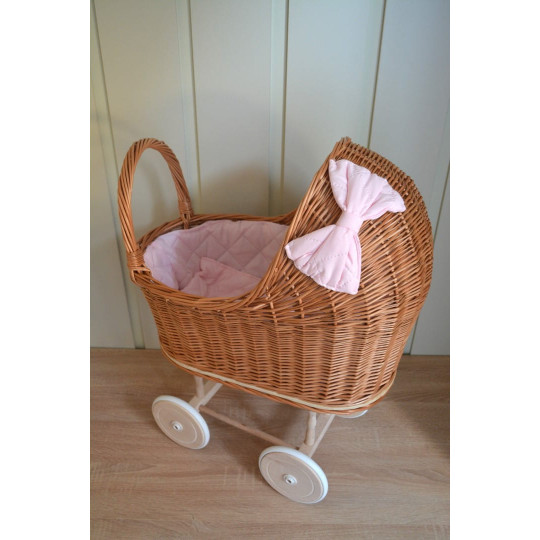 Cărucior pentru păpuși de culoare marron cu păturică roz și fundiță