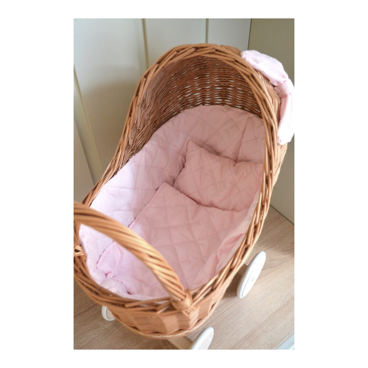 Cărucior pentru păpuși de culoare marron cu păturică roz și fundiță