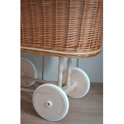 Cărucior pentru păpuși de culoare marron cu păturică roz și fundiță