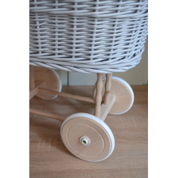 Cărucior gri pentru păpuși cu o pătură albă și o fundiță